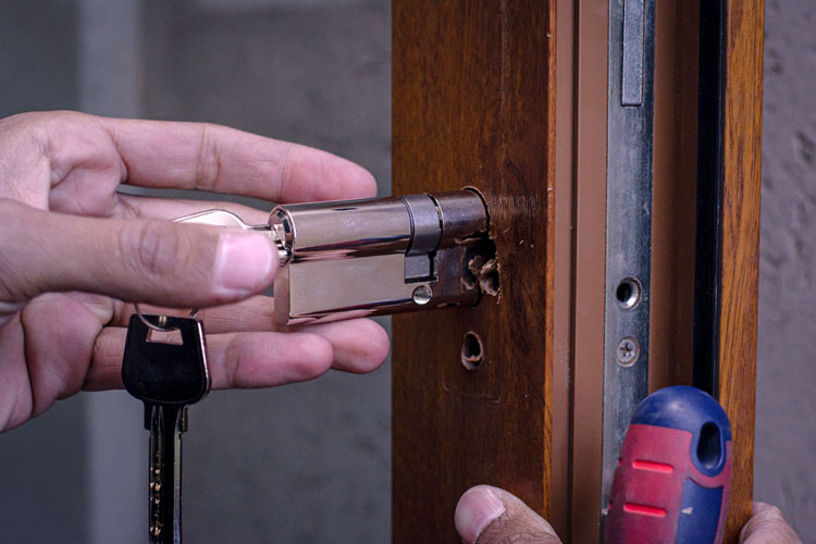 A Handbook For Selecting The Right Emergency Locksmith